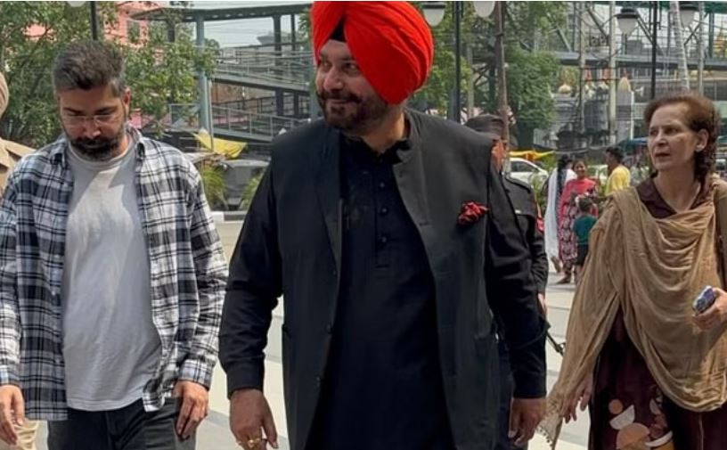 पटियाला: फिल्म देखने पहुंचे नवजोत सिंह सिद्धू, बेटा व पत्नी भी साथ