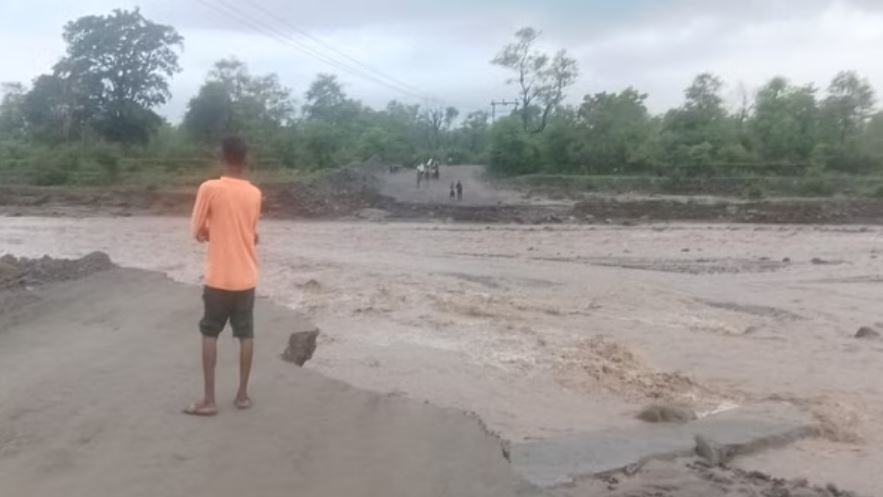 कोटद्वार: बारिश के बाद उफान पर आई मालन नदी, फिर बहा पुल का डायवर्जन वैकल्पिक मार्ग