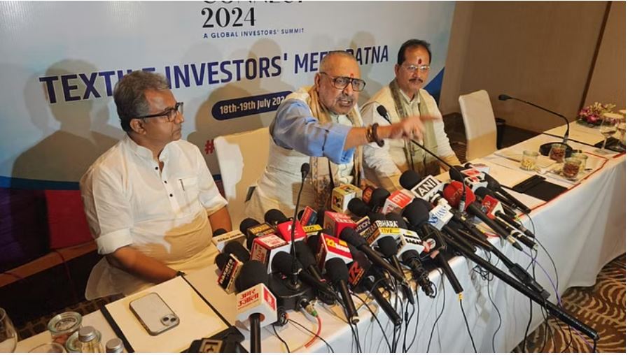 बिहार आए कपड़ा उद्योगों के निवेशक, गिरिराज सिंह ने बताई पांच राज्यों की योजनाएं