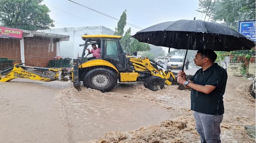 कुमाऊं में जगह-जगह बारिश: बरसात राहत के साथ लाई आफत, लबालब सड़कें और घरों में घुसा पानी