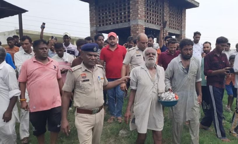 श्मशानघाट में तांत्रिक क्रियाएं कर रहे थे दो व्यक्ति, लोगों ने दौड़ा-दौड़ा कर पीटा