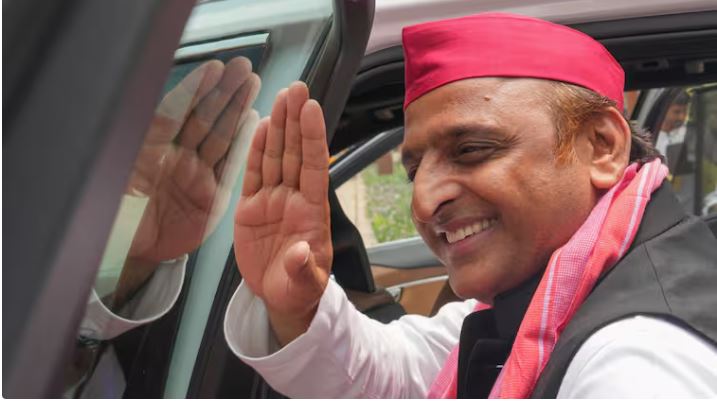 मुंबईः अंबानी के बेटे की शादी में पहुंचे अखिलेश