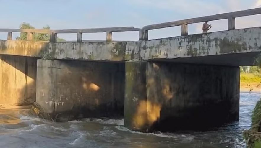 बिहार में एक और पुल धंसा, निशाने पर इस बार लालू यादव की पार्टी