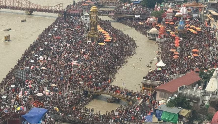 खानपुर विधायक ने कांवड़ियों पर हेलीकाॅप्टर से बरसाए फूल