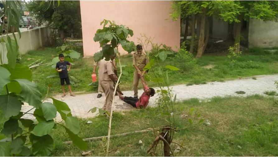 मुजफ्फरनगर: कोर्ट में सुनवाई के दाैरान हाथ से हथकड़ी निकालकर भागा आरोपी