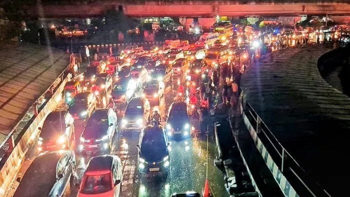 दिल्ली-जयपुर हाईवे पर 12 किमी तक जाम, गुरुग्राम में बाढ़ जैसे हालात