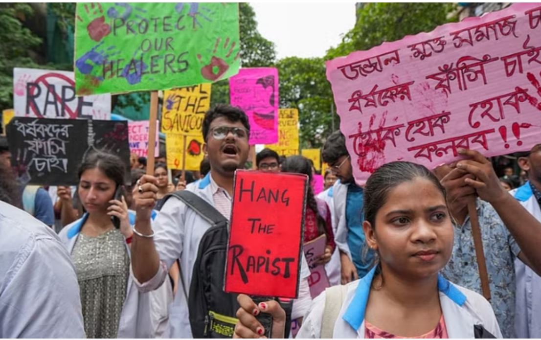 हड़ताल कर रहे जूनियर डॉक्टरों का पुलिस को अल्टीमेटम; छात्रों ने मंत्री-विधायक को घेरा