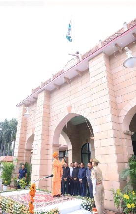 सीएम योगी ने लखनऊ स्थित अपने सरकारी आवास पर किया ध्वजारोहण