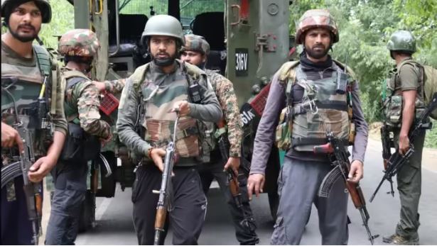 कश्मीर के कुपवाड़ा में सुरक्षाबलों और आतंकियों के बीच मुठभेड़ जारी