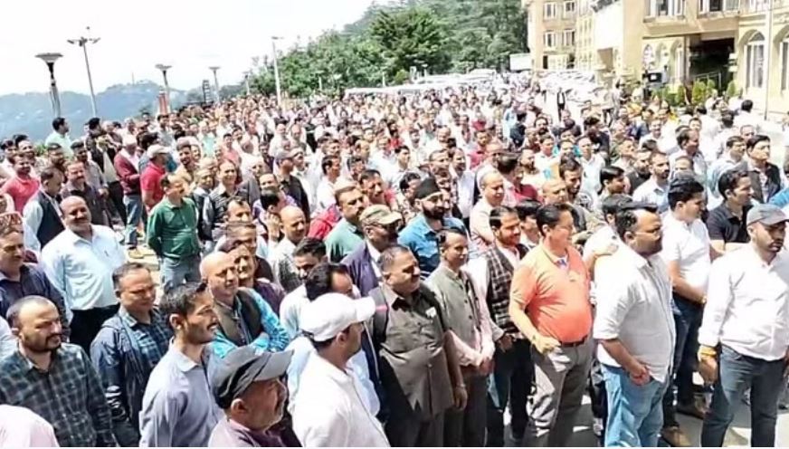 हिमाचल: सचिवालय के बाहर कर्मचारियों का हल्ला बोल, जमकर की नारेबाजी