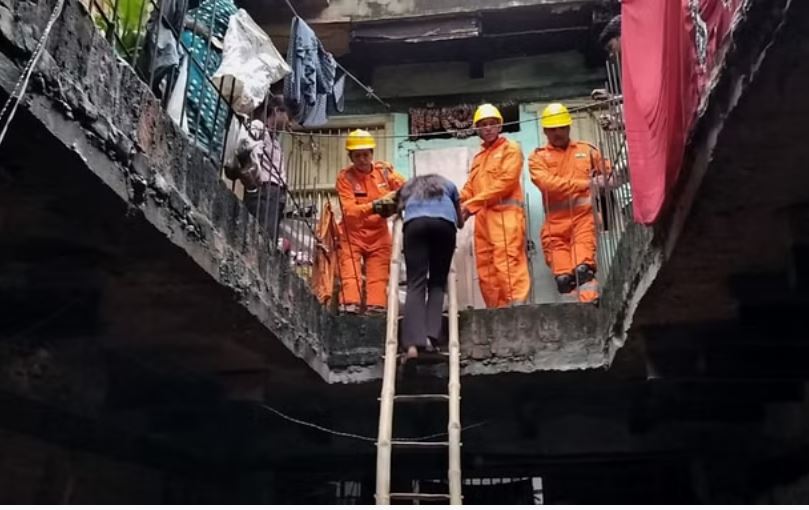 वाराणसी: भरभरा कर गिरी जर्जर मकान की सीढ़ी, 11 लोग फंसे