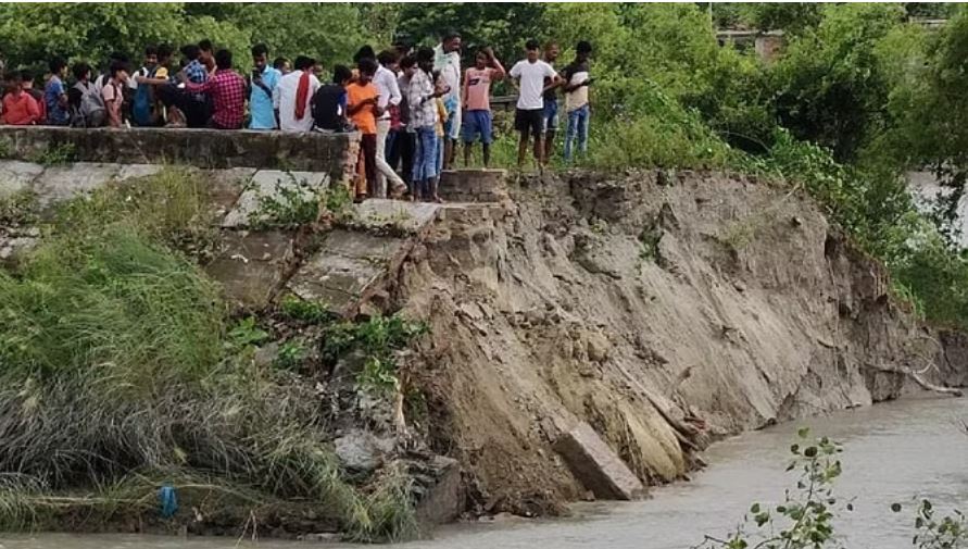 मुजफ्फरपुर में तिरहुत नहर का तटबंध टूटा, गांव में घुसने लगा बाढ़ का पानी