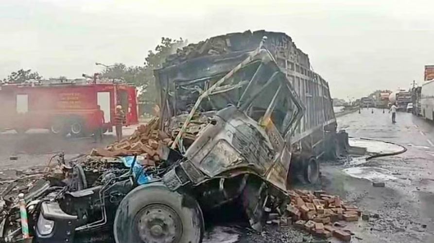 अजमेर हाईवे पर भीषण हादसा, दो ट्रेलरों की टक्कर में लगी आग