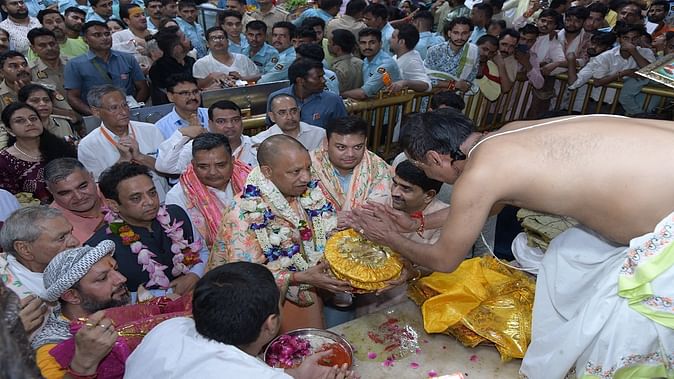 अचानक ही बांकेबिहारी मंदिर पहुंचे सीएम योगी, ठाकुर जी की छवि को अपलक निहारते रहे