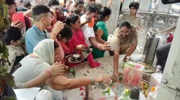 मुजफ्फरनगर: श्रद्धालुओं ने महाशिवरात्रि पर भगवान शिव पर किया जल अभिषेक
