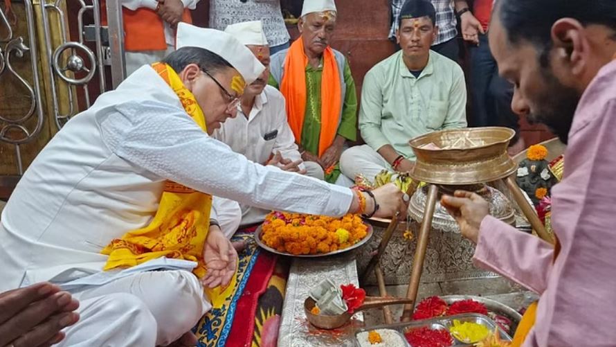 गंगोलीहाट पहुंचे मुख्यमंत्री: हाट कालिका मंदिर में की पूजा अर्चना