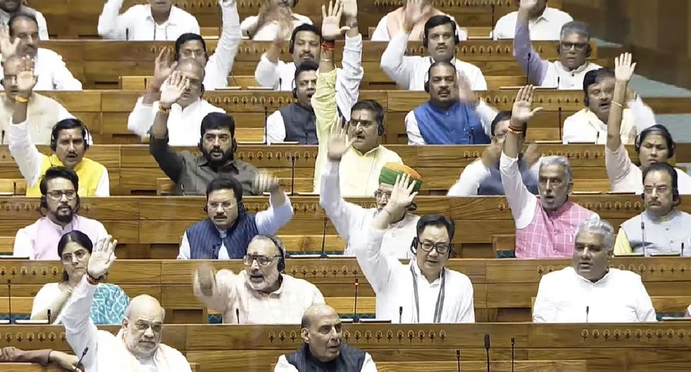 वक्फ बिल लोकसभा में पेश होने के बाद संसदीय कमेटी को भेजा गया, बदला गया नाम