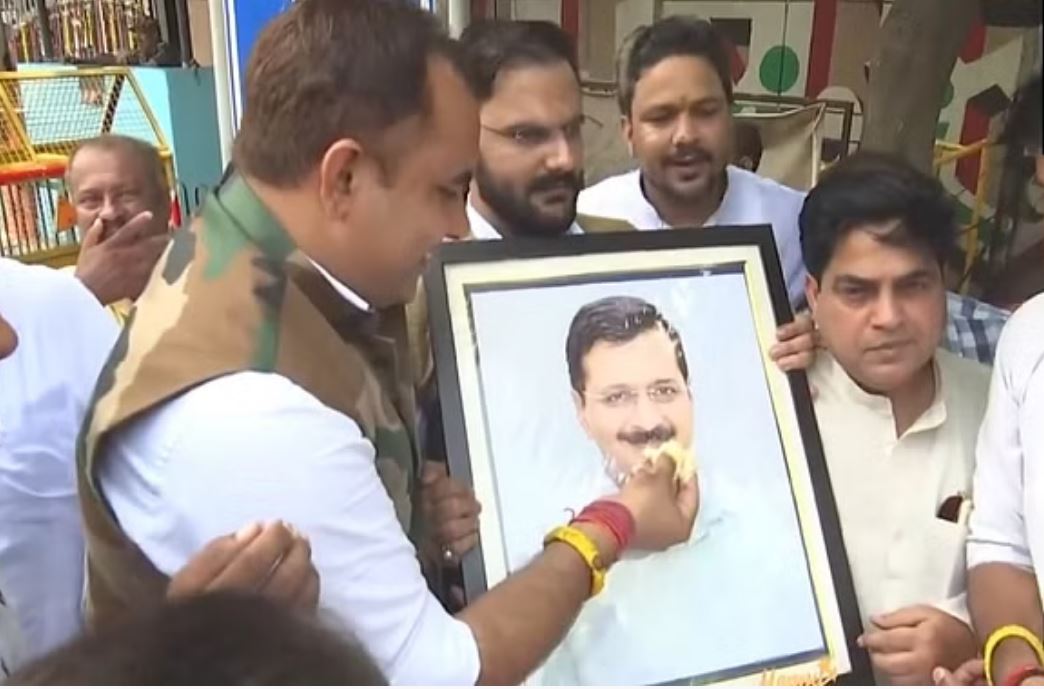 केजरीवाल का जन्मदिन आज, तिहाड़ जेल के बाहर कार्यकर्ताओं ने किया सेलिब्रेट