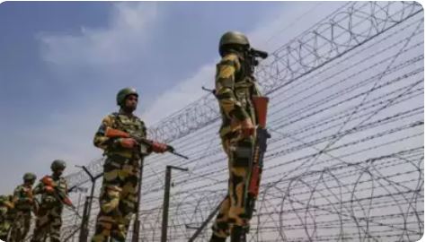 तस्करों पर कार्रवाई: बांग्लादेशी जल सीमा में पहुंचे पांच बीएसएफ नाव संचालक