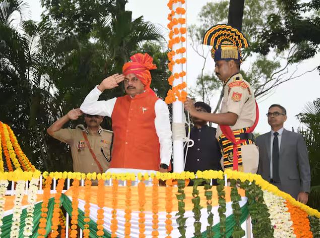 एमपी के सीएम मोहन यादव ने अपने आवास पर फहराया तिरंगा झंडा