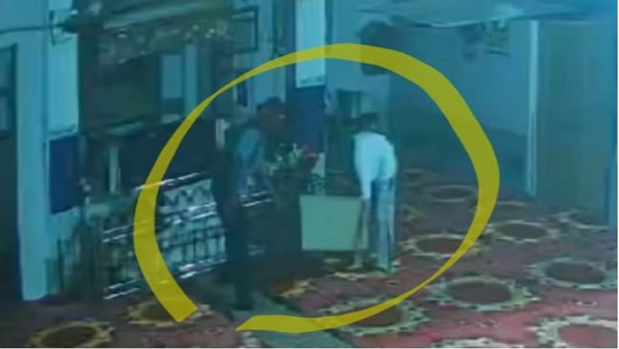 कपूरथला के गुरुद्वारा में चोरी: मुख्य गेट का ताला तोड़ घूसे चोर, गोलक से नकदी चुराई