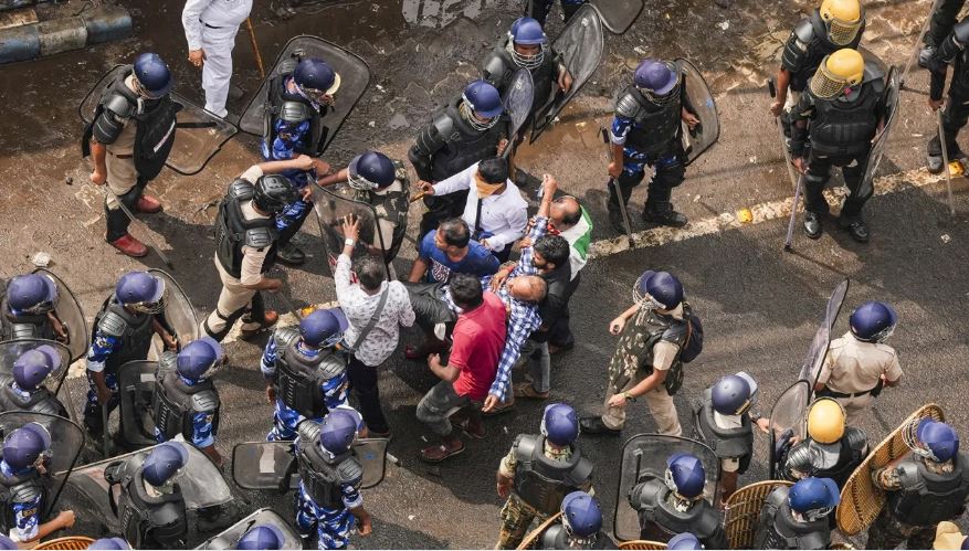 कोलकाता रेप-मर्डर केसः हावड़ा ब्रिज पर विरोध प्रदर्शन जारी