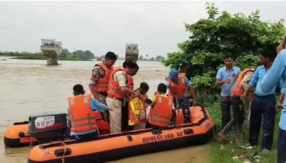 सिंध नदी के पुल निर्माण में 18 मजदूरों फंंसे, एसडीआरएफ ने सुरक्षित निकाला बाहर