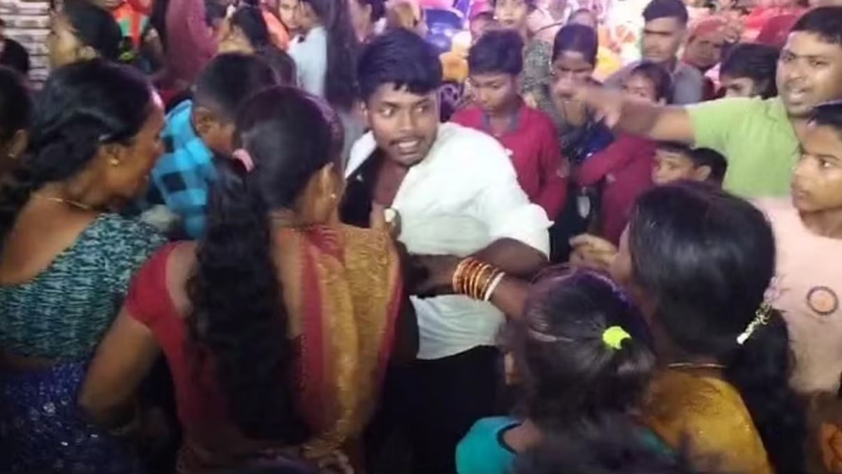 भीड़ का क्रूर चेहरा, बेगूसराय में मोबाइल चोर की बेरहमी से पिटाई