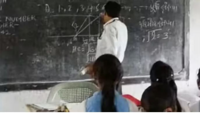 मुजफ्फरपुर का बेरहम टीचर: मामूली बात पर 50 से अधिक छात्राओं को डंडे से पीटा