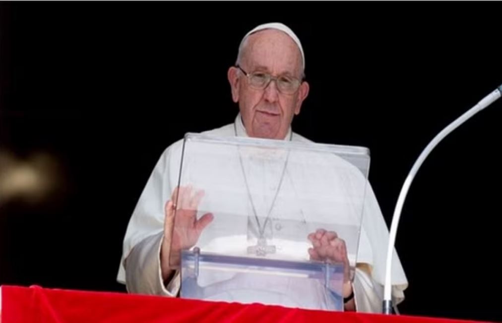 12 दिन, 43 घंटे की हवाई यात्रा, पोप फ्रांसिस के जज्बे की हो रही तारीफ