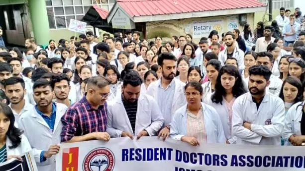 मध्य प्रदेश में काम पर लौटे अधिकतर डॉक्टर, बंगाल में हड़ताल जारी