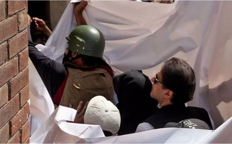 नहीं कम हो रही इमरान खान और बुशरा बीबी की मुश्किलें, भ्रष्टाचार मामले में केस दर्ज