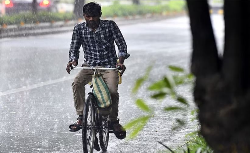 दिल्ली-एनसीआर में बदला मौसम का मिजाज, झमाझम बारिश ने दिलाई गर्मी से राहत