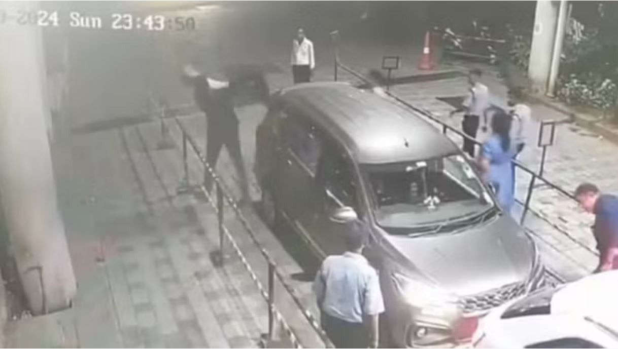 कैब से लगी टक्कर तो ऑडी कार का मालिक भड़का, चालक को उठाकर जमीन पर पटका