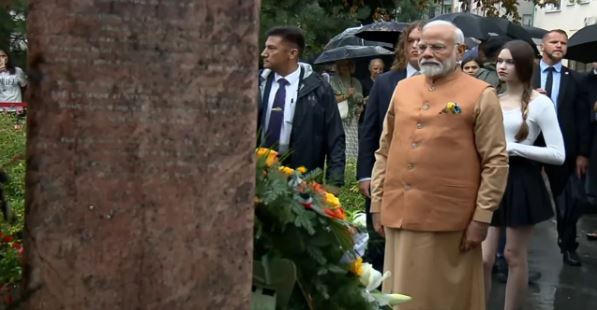 पीएम मोदी ने वारसा में नवानगर मेमोरियल का किया दौरा