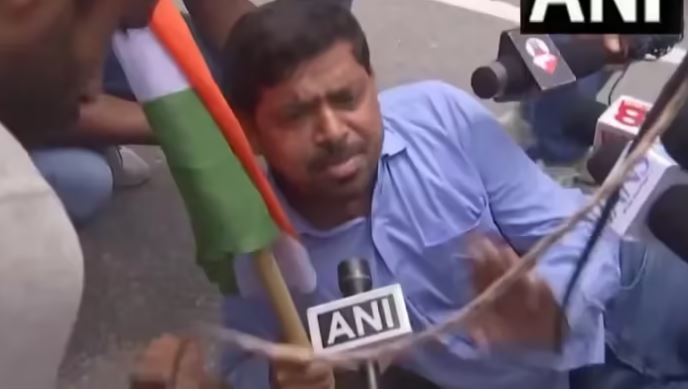 पटना में लाठीचार्ज; शिक्षक अभ्यर्थियों को पुलिस ने दौड़ाकर पीटा