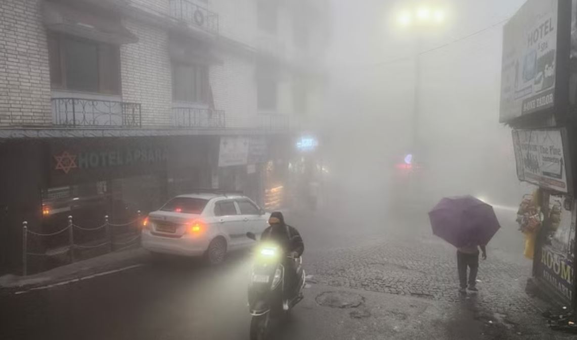 मसूरी में जमकर बरसे मेघ, छाया घना कोहरा, भारी बारिश का येलो अलर्ट
