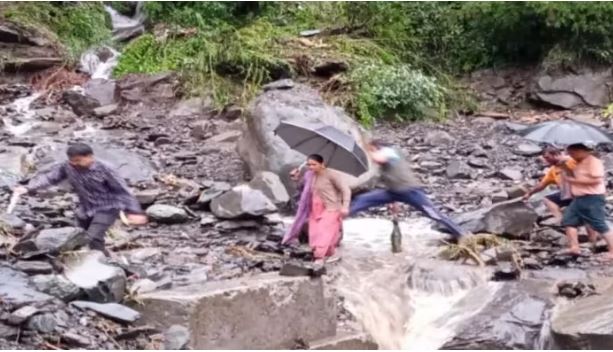 हिमाचल में 114 सड़कें बंद, 7 अगस्त को भारी बारिश का अलर्ट जारी