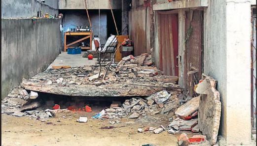 दिल्ली में फिर गिरी इमारत, दल्लूपुरा में ढह गई घर की छत; दो साल के बच्चे की मौत