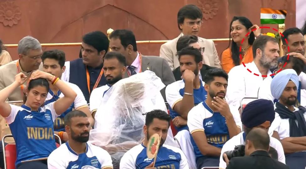 लाल किले पर रिजर्व सीट छोड़कर पीछे क्यों बैठे राहुल गांधी!