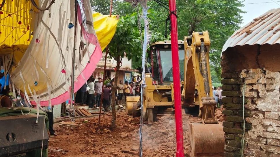 सागर: मिट्टी के शिवलिंग बना रहे बच्चों पर गिरी दीवार, 9 की मौत