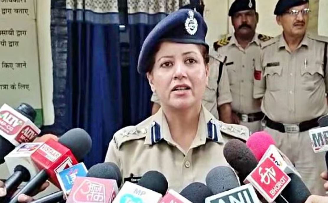 एमपी: दलित महिला से मारपीट मामले पर सियासत तेज, छह निलंबित