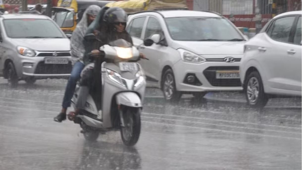 दिल्ली-एनसीआर में बरसे बदरा, मौसम हुआ सुहाना