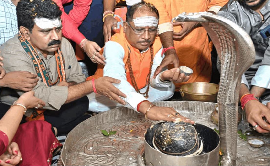 शिव भक्तों पर पुष्प वर्षा: कबीरधाम के भोरमदेव मंदिर पहुंचे सीएम साय