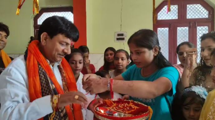 मुजफ्फरनगर: मंत्री कपिल देव ने दलित बस्ती में पहुँच बहनों से बंधवाई राखी
