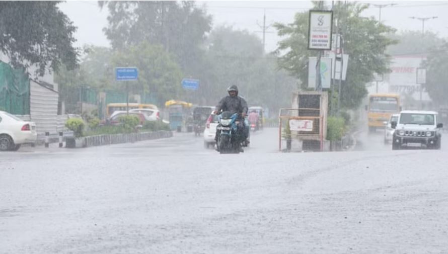 दिल्ली एनसीआर में बदला मौसम, तेज हवा के साथ झमाझम बारिश