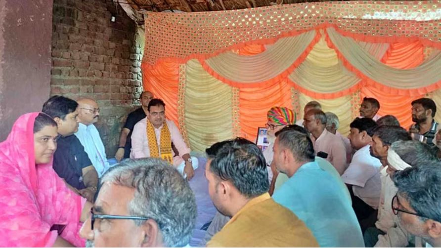 भरतपुर: श्रीनगर गांव में बाण गंगा नदी हादसे के पीड़ित परिवारों से मिले मुख्यमंत्री