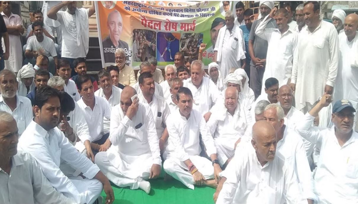 सोनीपत: विनेश के समर्थन में कांग्रेस के कार्यकर्ताओं ने निकाला पैदल मार्च