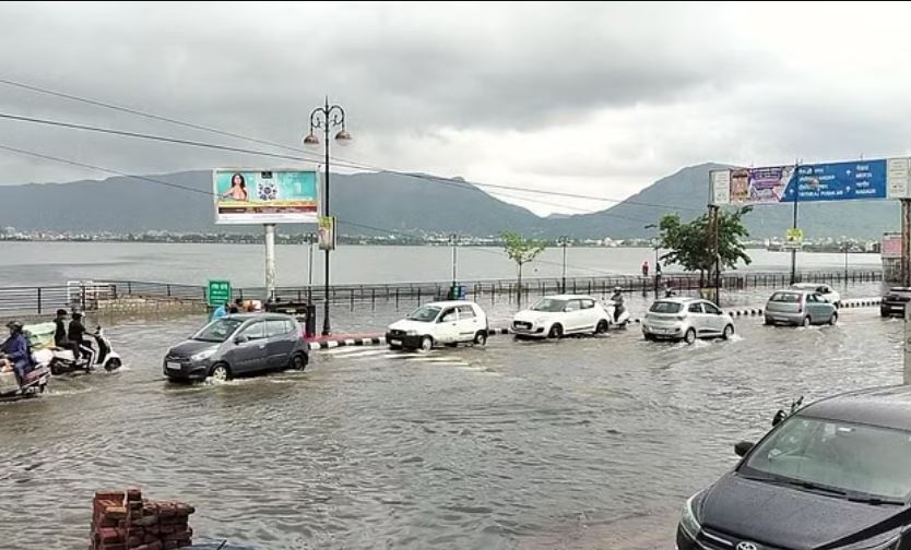 अजमेर की आनासागर झील ओवरफ्लो, पानी आने से सड़कें बनी दरिया