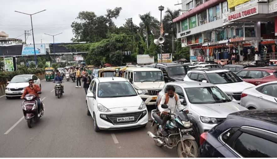 बाजारों में पार्किंग नहीं, गाड़ियां उठाकर जनता से हो रही लाखों की कमाई